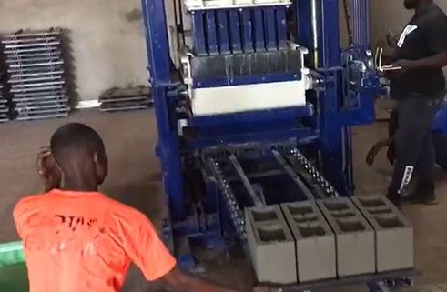 Machine fabrication de brique